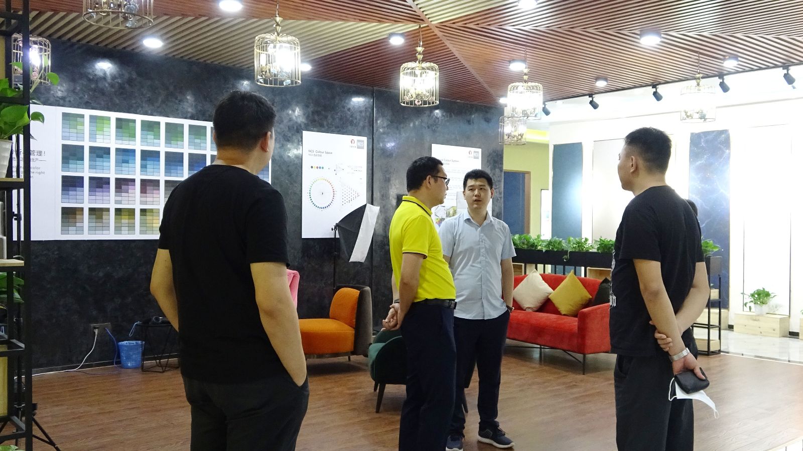 【企业资讯】热烈欢迎省涂料行业协会秘书长等一行领导到访我司参观指导